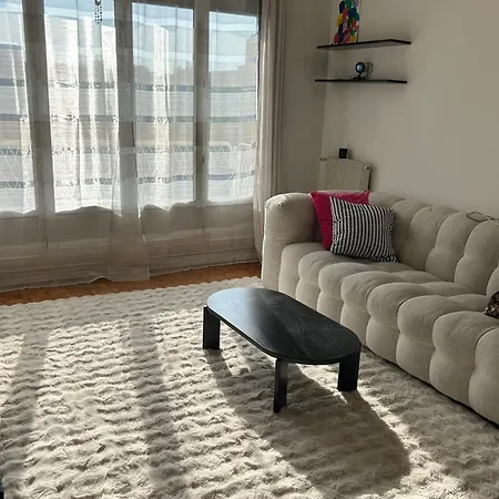 Charming 2-room With An Open View In The 14th * Parigi