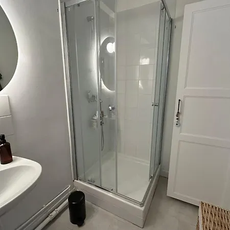 Charming 2-room With An Open View In The 14th Parigi